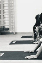 esercizi-yoga-a-ostia-royalfit-bianco-nero